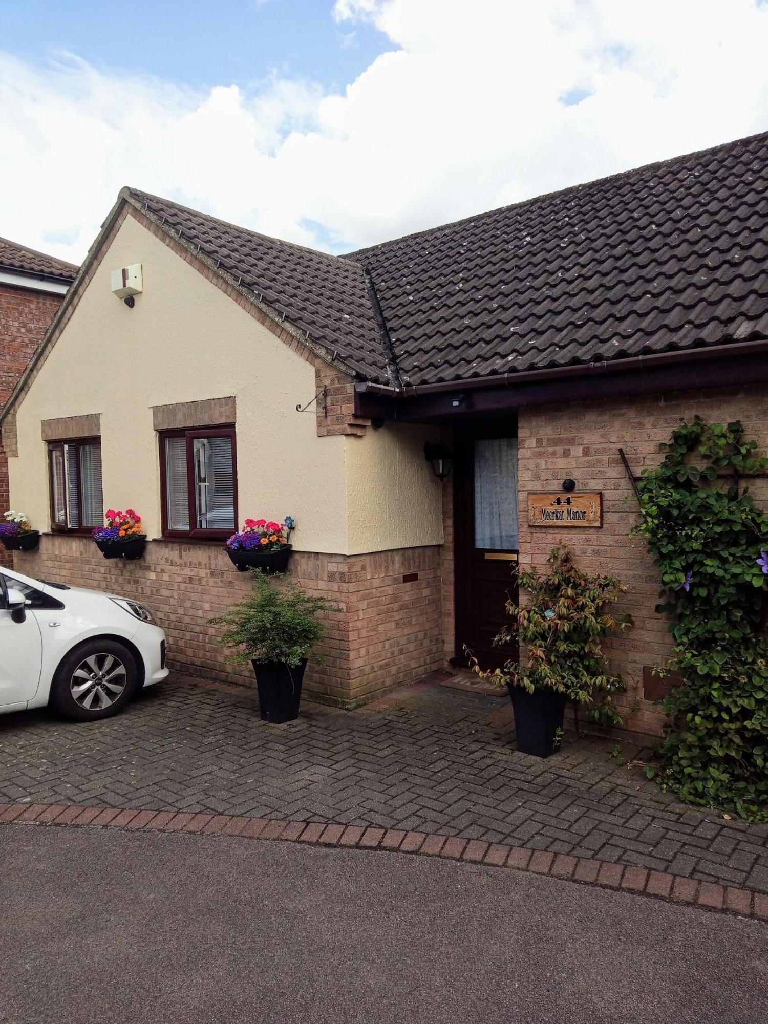 Cosy Room With 3 Bed Spaces In A Friendly Bungalow Bletchley Eksteriør billede